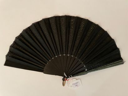 null Green sequins, ca. 1920

Folded fan, the leaf in black fabric embroidered with...