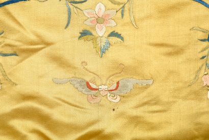 null . Important embroidered bedspread, workshops of Canton, China for Europe, late...