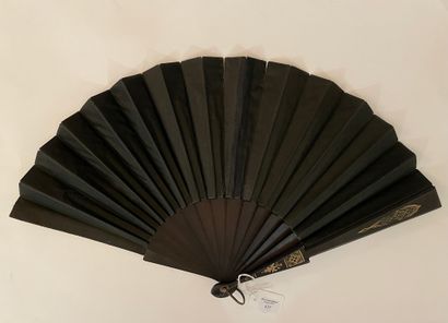 null Mésanges bleues, vers 1880

Éventail plié, la feuille double en tissu noir peint...