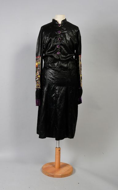 null . Robe du soir, vers 1925, robe droite travaillée en découpes géométriques dans...