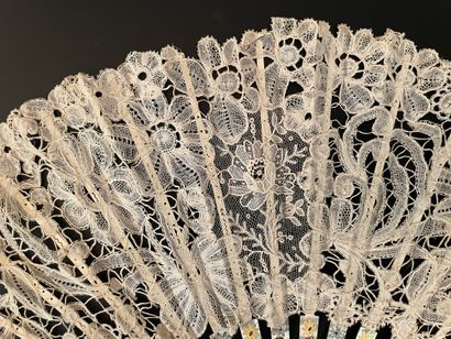 null Roses, roses, circa 1900

Folded fan, the bobbin lace leaf framing a central...