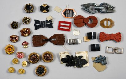 null . Meeting of ceramic and metal fashion buttons, 1940-1960, 5 large buttons and...