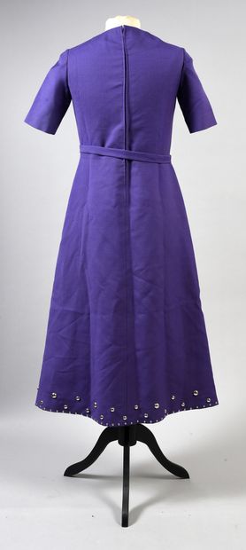 null . Robe vers 1970, robe trapèze en crêpe de laine 

violet, le devant orné de...