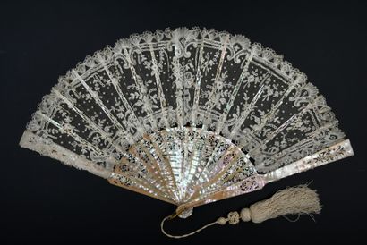 null Lot of fans, 19th century

Folded fan, the leaf in bobbin lace with symmetrical...