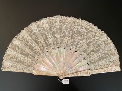 null Mother of pearl applications, circa 1880

Folded fan, the leaf in beige bobbin...
