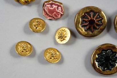 null . Meeting of ceramic and metal fashion buttons, 1940-1960, 5 large buttons and...