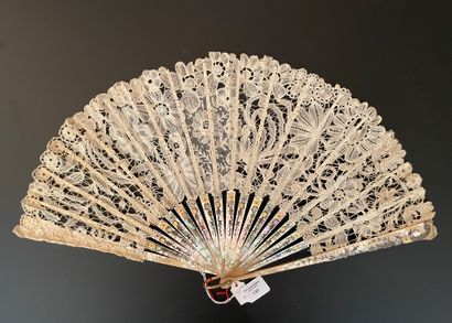 null Roses, roses, circa 1900

Folded fan, the bobbin lace leaf framing a central...