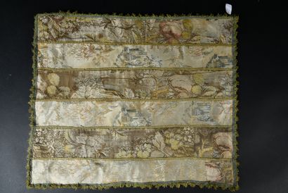 null . Petit tapis de table taillé dans deux lampas naturalistes vers 1730, bandes...