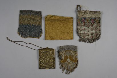 null . Set of five aumônières and evening clutch, circa 1920-1930, weaving of round...