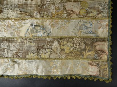 null . Petit tapis de table taillé dans deux lampas naturalistes vers 1730, bandes...