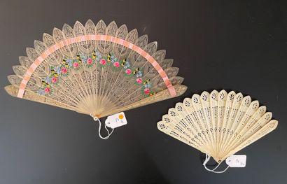 null Sentiments, circa 1820

Fan of broken type in blond horn cut and painted, on...