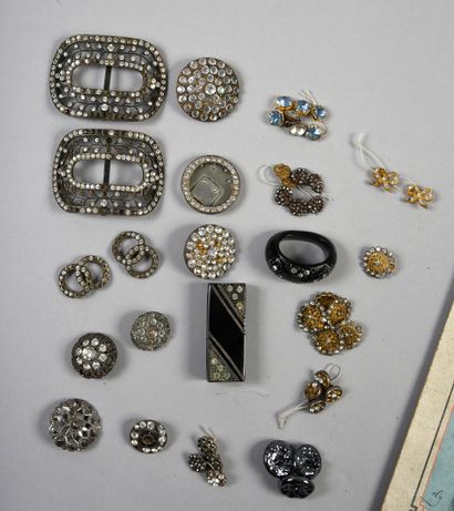 null . Réunion de boutons et boucles en acier poli et garnis de strass, 1880-1920...