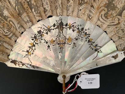 null Roses and fuchsias, circa 1890-1900

Folded fan, the leaf in tulle and bobbin...