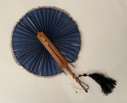 null System, circa 1880

System fan, the blue silk leaf opening into a cockade. 

Varnished...