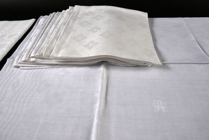 null . Suite de douze serviettes en damas de lin, seconde moitié du XIXe siècle,...