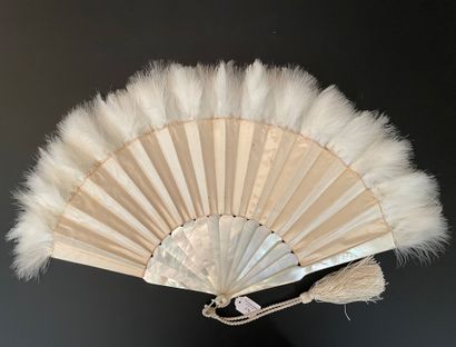 null Blancheur, ca. 1880

Folded fan, the leaf in cream satin, lined with silk, and...