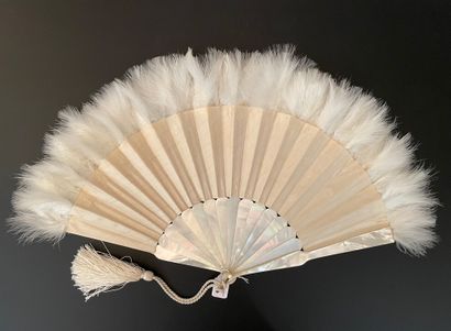 null Blancheur, ca. 1880

Folded fan, the leaf in cream satin, lined with silk, and...