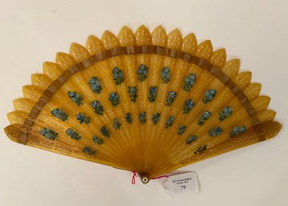 null Forget-me-not, circa 1820-1830

Fan of broken type in horn pierced and painted...