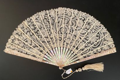 null Flowers and volutes, circa 1890

Large bobbin lace fan decorated with foliage...
