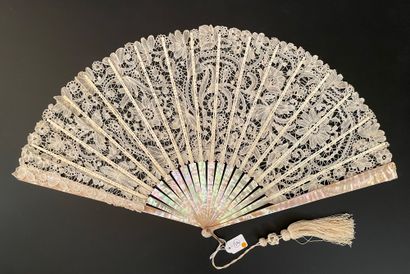 null Fleurs et volutes, vers 1890

Grand éventail en dentelle aux fuseaux à décor...