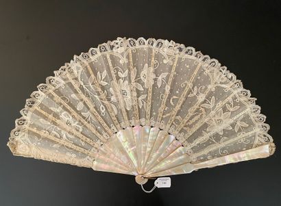 null Plumetis, circa 1880-1890

Folded fan, the tulle leaf decorated with bobbin...