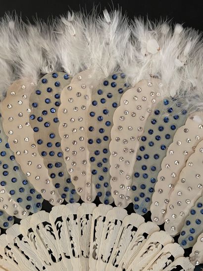 null Palmettes sequins, circa 1860

Palmettes fan in alternating light blue and beige...