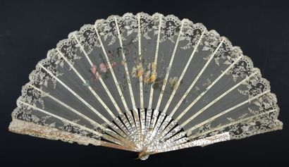 null Lot of fans, 19th century

Folded fan, the leaf in bobbin lace with symmetrical...