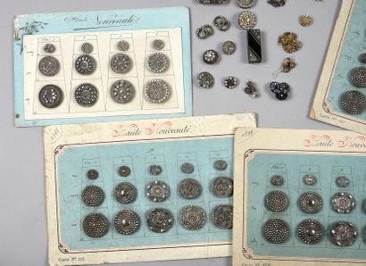 null . Réunion de boutons et boucles en acier poli et garnis de strass, 1880-1920...