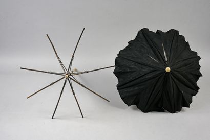 null . Ombrelle et monture d’ombrelle, Epoque romantique, manches en bois et en ivoire*...