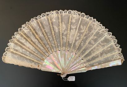 null Plumetis, vers 1880-1890

Éventail plié, la feuille en tulle orné de fleurs...