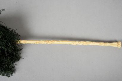 null . Ombrelle marquise, vers 1830, manche en ivoire sculpté*d’une guirlande de...
