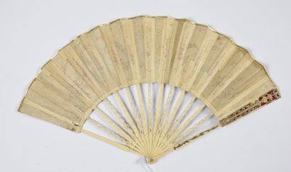  L’amour harpiste, vers 1780 
Éventail plié, la feuille en soie crème peinte d’un...