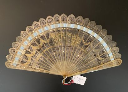 null Gold scrolls, circa 1830

Fan of broken type in blond horn pierced and painted...