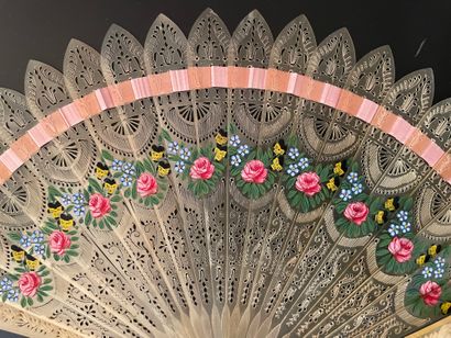 null Sentiments, circa 1820

Fan of broken type in blond horn cut and painted, on...