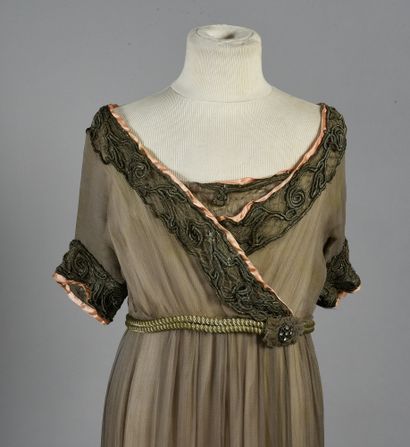 null . Evening dress for a young girl, circa 1910-1913, high-waisted dress with small...