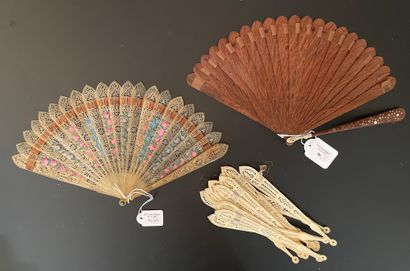 null Three fans, circa 1820

The first one, of broken type in blond horn pierced...