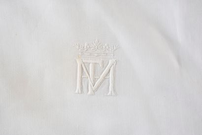 null . Trois draps au monogramme sous couronne de marquis brodé, fin du XIXe-début...