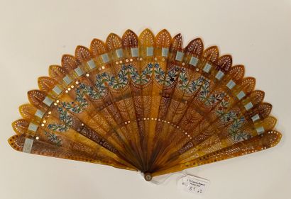 null Amours troubadour, circa 1820

Fan with surprise or four images, in blond horn...
