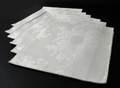 null LINGE DE MAISON

. Belle suite de dix-huit serviettes de table en damas de lin,...