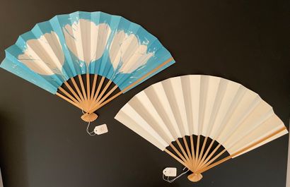 null Two fans, Japan, 20th century

The leaves in printed paper. The frames in natural...
