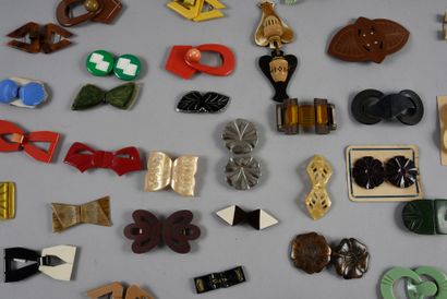 null . Important ensemble de boucles de ceintures, 1920-1950, quelques-unes en bois,...
