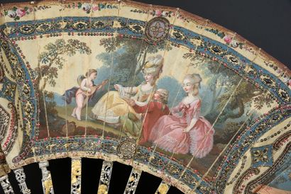 null L'amour guitariste, vers 1780 Eventail plié, feuille en soie brodée de paillettes...