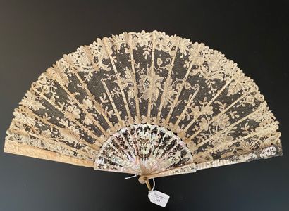 null Roses in lace, circa 1900

Folded fan, the leaf in bobbin lace with flowers,...