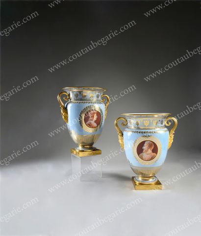 null * PAIR OF ICEBOX VASES
WITH AGATE BLUE BACKGROUND. 
 Manufacture royale, Sèvres,...