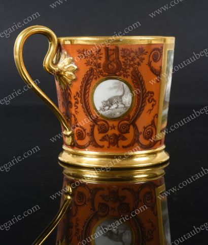 null TASSE À CAFÉ EN PORCELAINE.
MANUFACTURE ROYALE, SÈVRES, ÉPOQUE LOUIS XVIII.
Modèle...