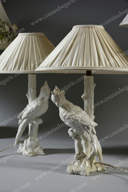null PAIRE DE PETITES LAMPES DE SALON.
En céramique blanche, à décor de perroquets...