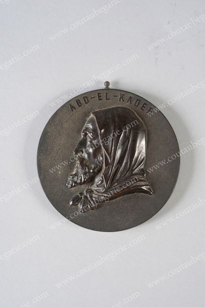 null * ABDELKADER El Djezairi, emir (1808-1883). 
 Hardened wood medallion decorated...
