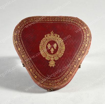 null SACRE DU ROI CHARLES X.
Triangular-shaped box in red morocco stamped in the...