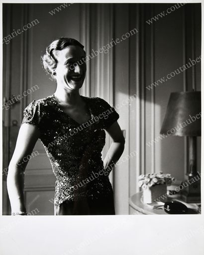 SCHALLE Roger (1904-1995) 
Portrait of the Duchess of Windsor in her home in Paris.
Vintage...