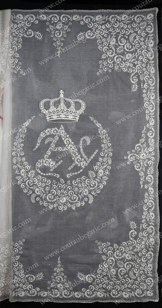 null LARGE BEDSPREAD
WITH THE FIGURE OF QUEEN MARIE-AMÉLIE. 
 Rectangular shape,...